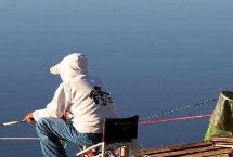 夜钓应钓浅还是钓深，会受到当前季节的影响