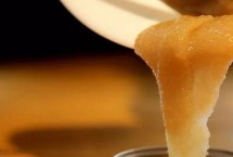 怎么用蜂蜜制做面膜，将蜂蜜与甘油混合、再倒入温开水拌匀即可