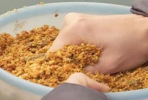 春季钓鱼饵料配方，可使用曲酒、玉米、麦麸等材料进行配制