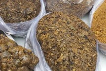 蜂胶有哪些品种以及如何选购，可分为原胶、纯胶、蜂胶口服液、蜂胶软胶囊