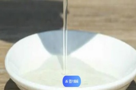 洋槐蜜和土蜂蜜品质对比，呈透明的水白色