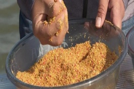 冬天钓鱼用什么打窝，最好在钓鱼之前一两个小时打窝