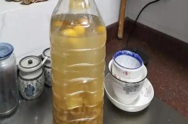 花肥的制作方法，洗净切碎后装入容器中发酵