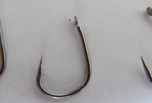 2号伊豆钩适钓鱼种，可钓获鲫鱼、白条、罗非鱼等品种