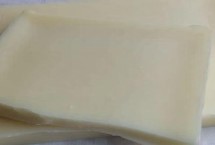 蜂蜡的制做过程，纯品一般呈白色