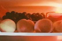 桃子的保存方法，洗净晾干后可放入冰箱中