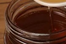 乌桕蜜的产量，后者的色泽和口感都要更好