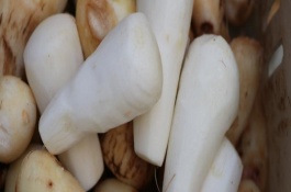 芋头去皮时避免手痒的方法，里面的强碱性黏液会刺激皮肤