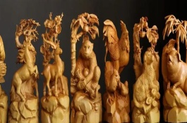 黄杨木的生长特征，可以从色泽和包浆来辨别