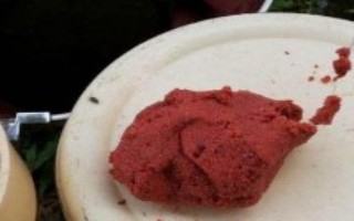 鱼饵入水散落太快的原因及解决办法，可能是鱼饵搅拌不均匀或饵水比没掌握好等