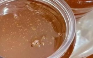 荔枝蜜的气味，多呈琥珀色