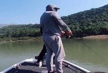 路亚新手用M调还是ML调合</strong><strong>适，先在头顶前后甩动、再用力甩向前方