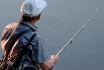 前打竿的使用方法，都配备得有渔轮和导环