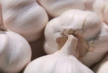 地膜大蒜杂草的防除措施，一般先播种后盖膜