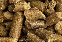 给牛喂食饲料的时候需要注意什么，根据牛的生长状况来进行合理的配比