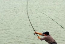 竿型特点，可使用劈投法、抡投法、弹投法、撩投法