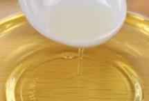 食用玉米油的注意事项，玉米油澄清透明、花生油为金黄色