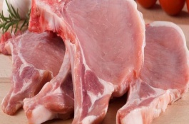 辨别猪肉好坏的方法，建议在烹饪之前泡在清水中15-30分钟