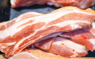 公猪肉有骚味如何处理，建议在烹饪之前泡在清水中15-30分钟