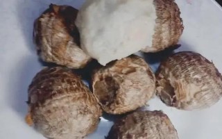 芋头去皮导致手痒的原因，里面的强碱性黏液会刺激皮肤