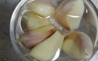 大蒜种植技术，播种前将蒜头放在阳光下晾晒2-3天