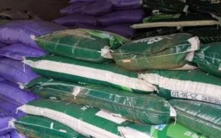 怎么鉴别化肥，正规厂家会在包装上标注生产许可证、商标、厂址等信息