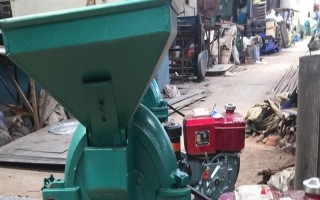 使用玉米粉碎机要注意什么，要用水泥把机器固定在地面上