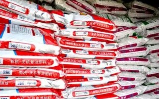 怎么鉴别化肥，正规厂家会在包装上标注生产许可证、商标、厂址等信息