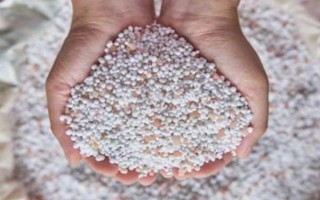 怎么鉴别化肥，正规厂家会在包装上标注生产许可证、商标、厂址等信息