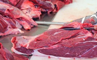 市场上的注水牛肉怎么识别，可以从肉的颜色或按压来识别