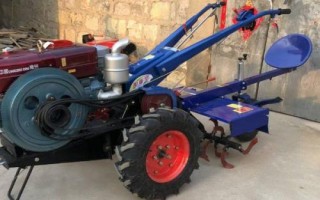 选购小型拖拉机的原则，首先型号及功率要适用